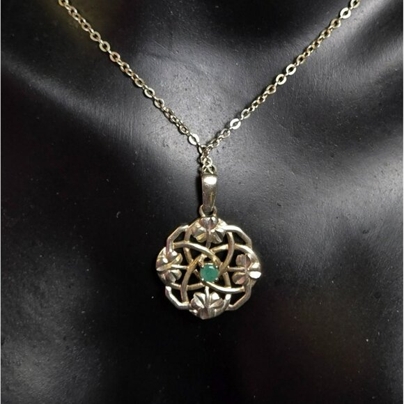 NV 925 Sterling Silver Celtic Clover Knot Pendant Necklace w/ Green Emerald Gem - Picture 1 of 8